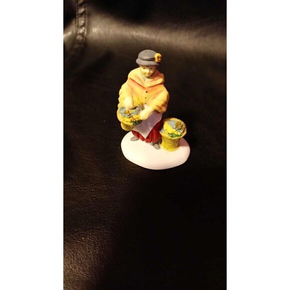V series dept 56  #50 Taiwan small porcelain figure for Christmas set - Picture 1 of 3